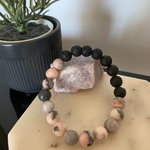 Crystal diffuser bracelet. - Picture 2 of 3